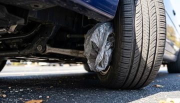 Qué significa encontrar una bolsa atada en la rueda del auto y por qué es importante saber qué hacer