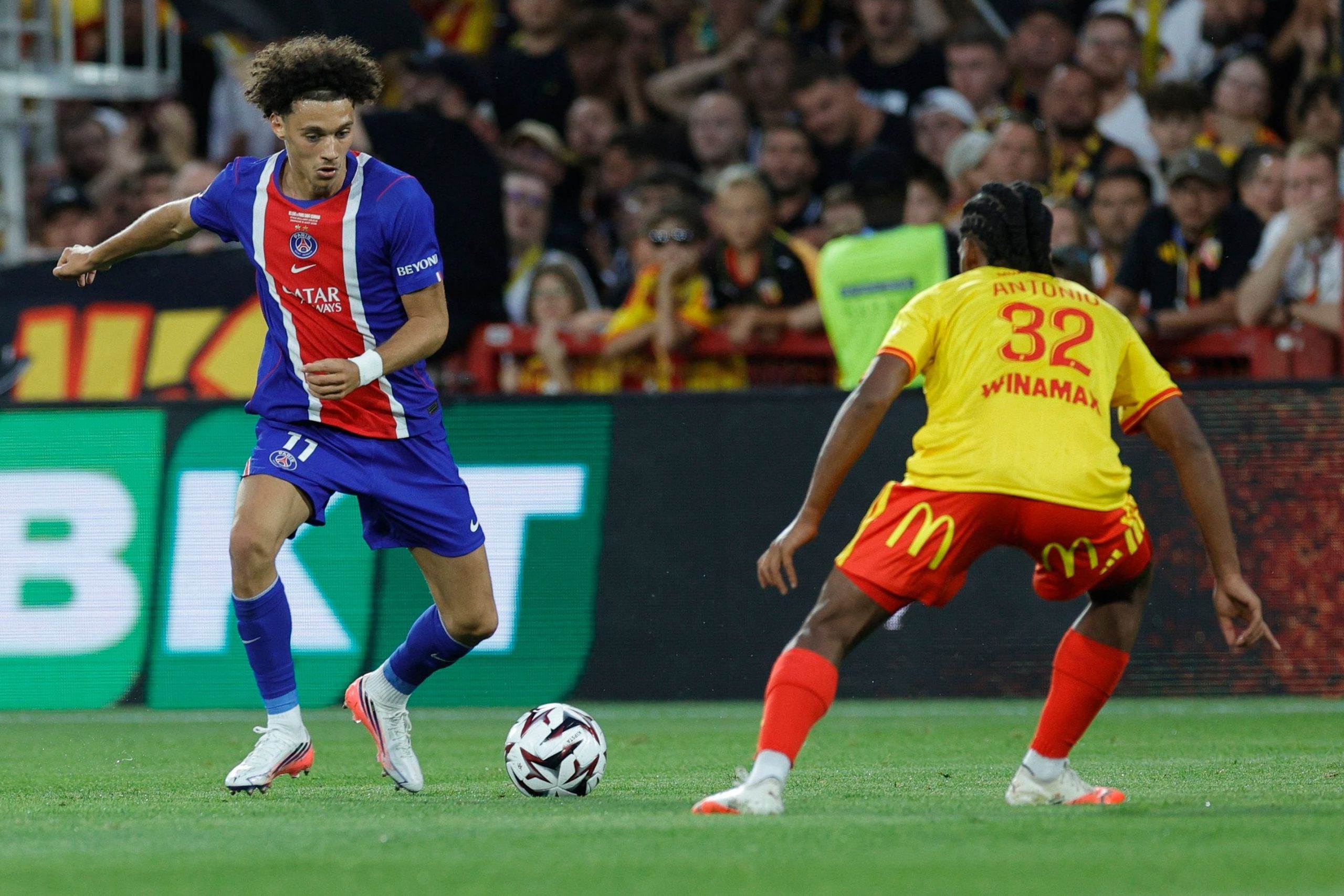 Maghnes Akliouche, uno de los refuerzos de PSG para esta temporada, ante Kyllian Antonio, que se iría expulsado