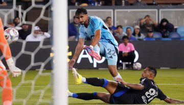Video: el bebé viral que invadió el campo de juego durante un partido de la MLS y fue retirado por un asistente