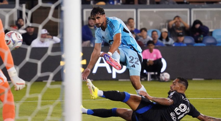 Video: el bebé viral que invadió el campo de juego durante un partido de la MLS y fue retirado por un asistente
