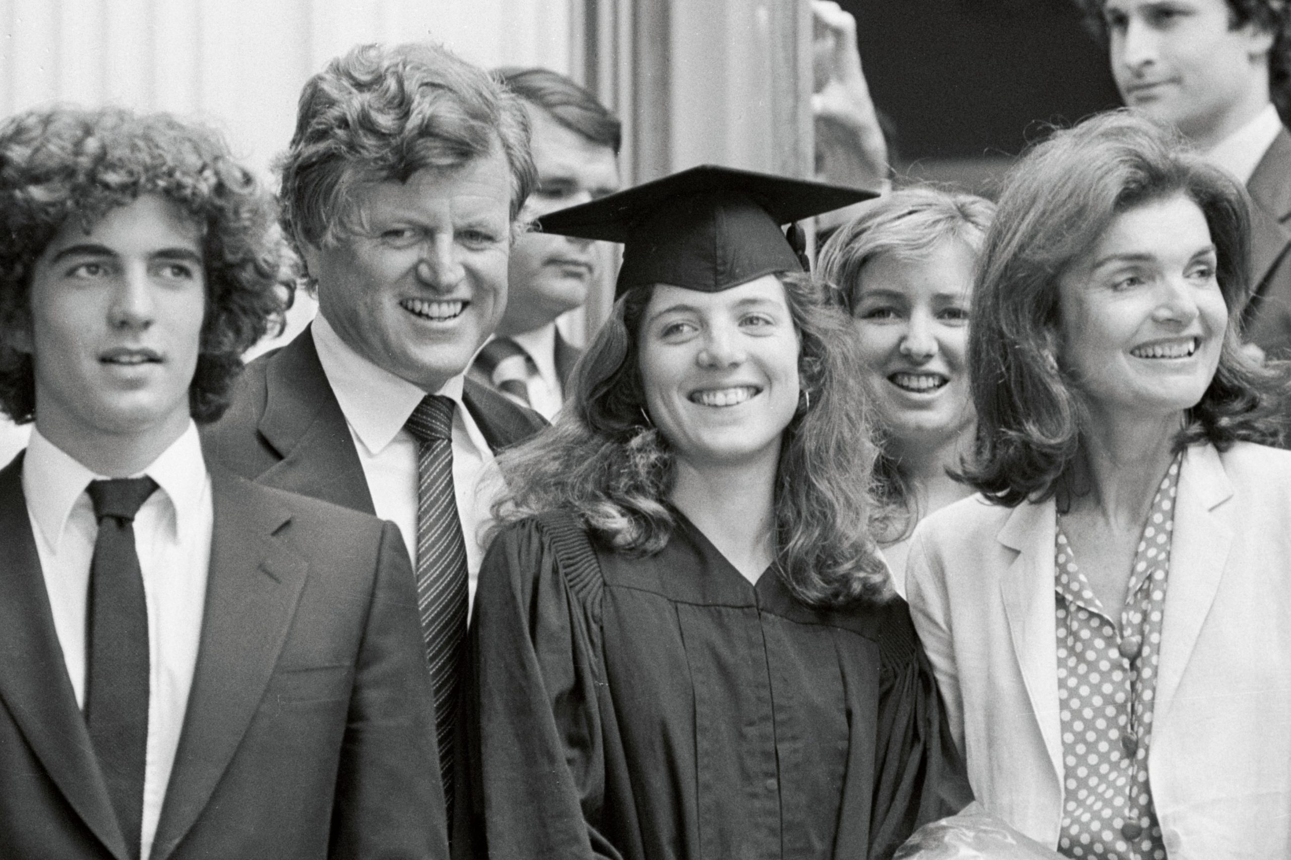 En la ceremonia de graduación en Radcliffe de la Universidad de Harvard, en mayo de 1980, estuvieron su hermano, su tío Edward y la inconfundible Jackie