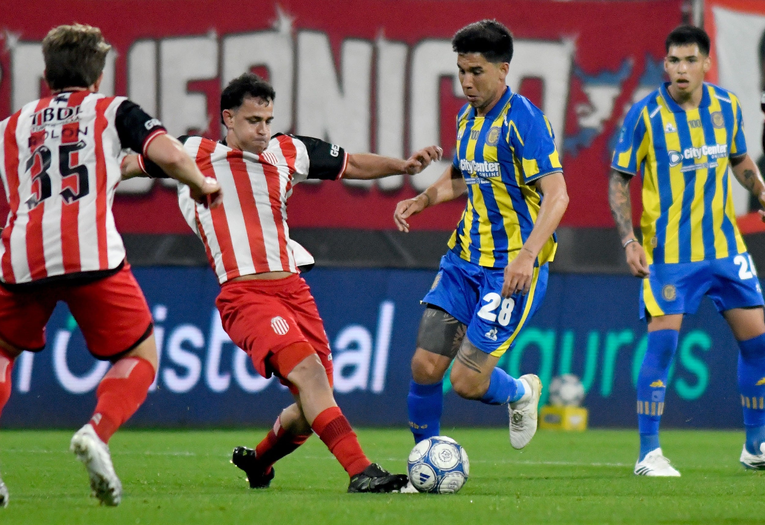 Gonzalo Maroni, de Barracas Central, disputa la pelota ante Pol Fernández, de Rosario Central