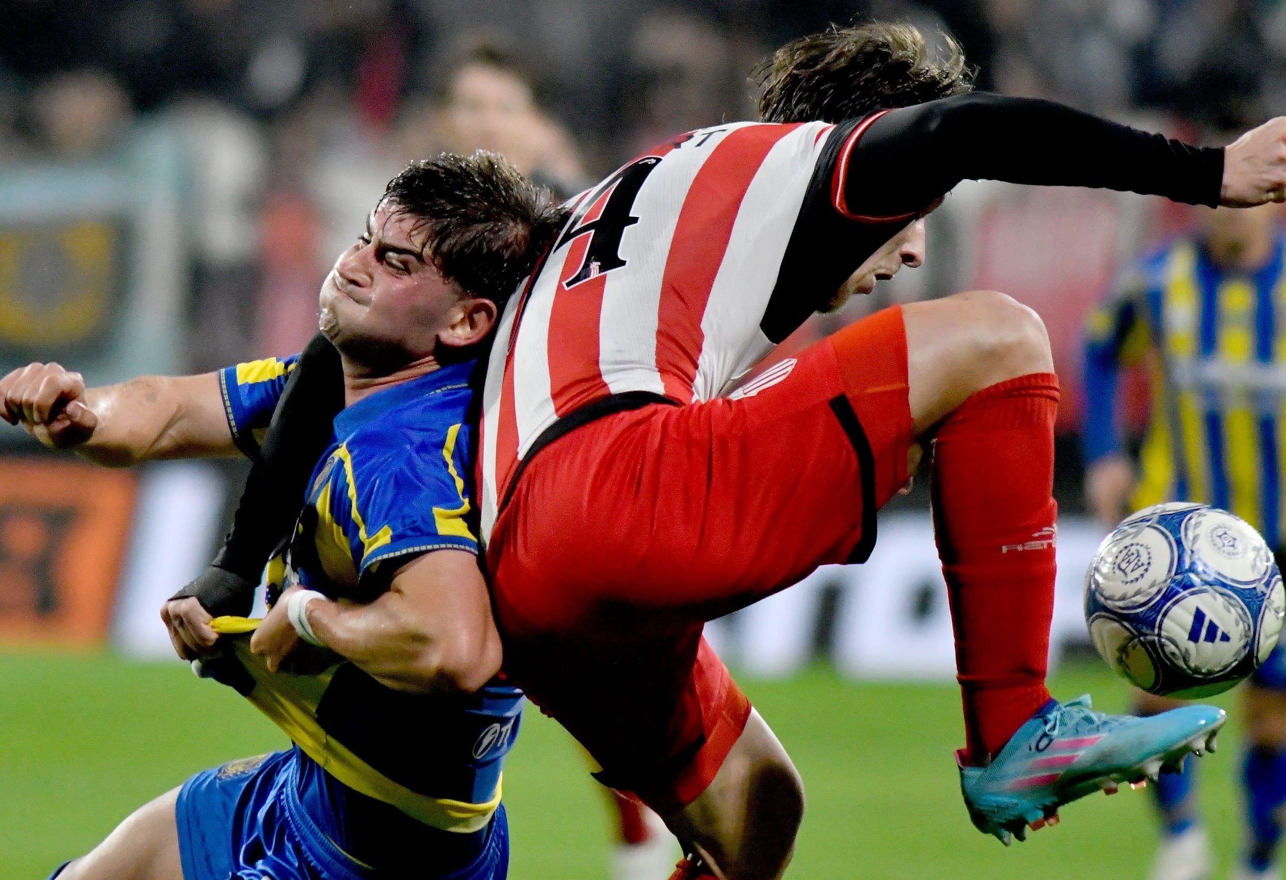 Badaloni, delantero de Rosario Central, lucha (literal) con Japert