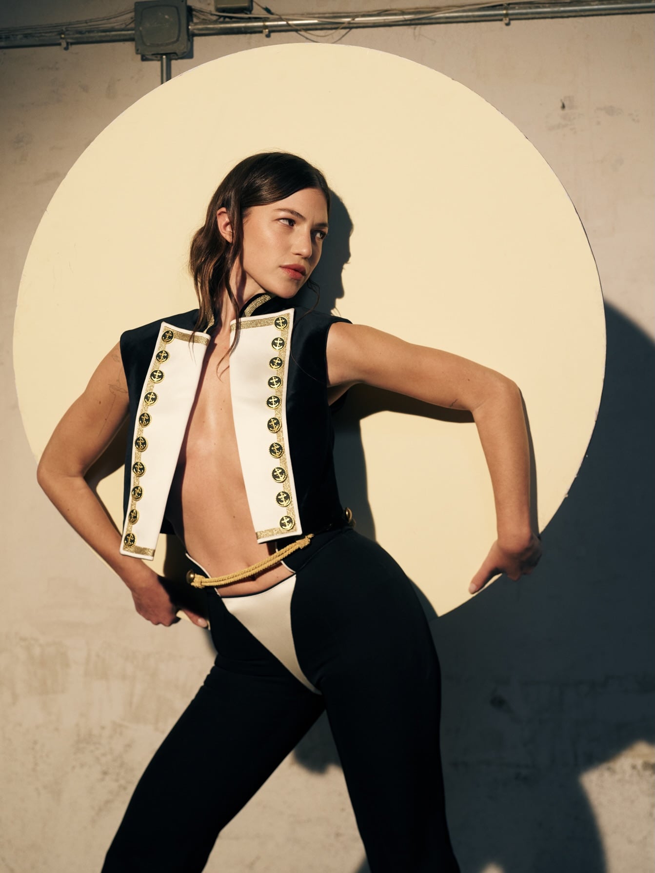 Stefi Roitman lució un chaleco marinero directamente sobre la piel. (Foto: Andrés García Luján para Numéro)