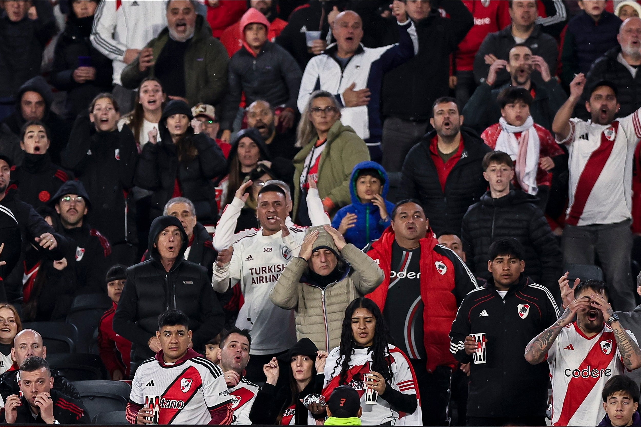 Los fanáticos expresaron su enojo, también, en las tribunas del estadio