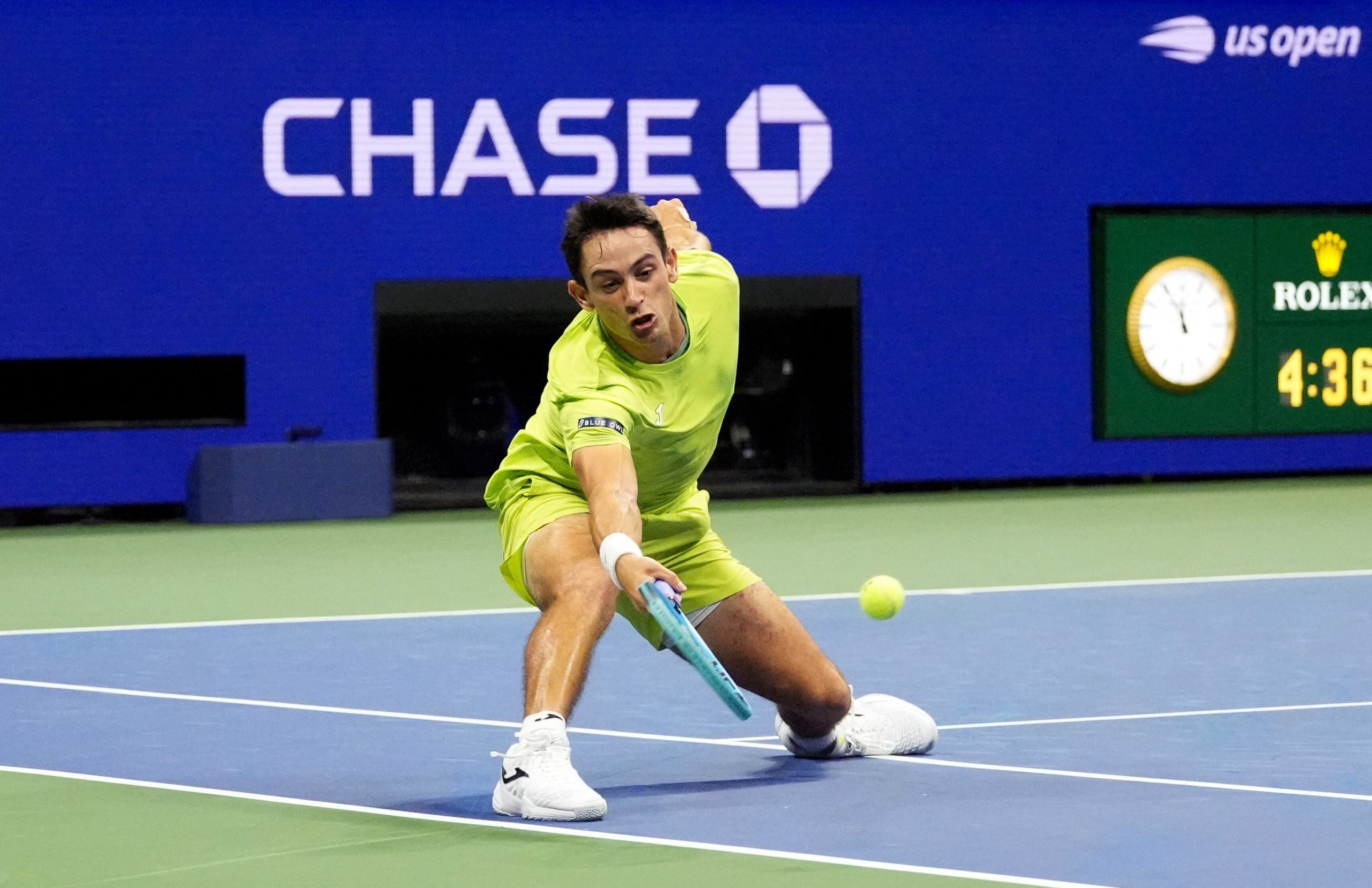 Mariano Navone, en una de las jugadas del partido ante el serbio. (Foto: REUTERS/Robert Deutsch).
