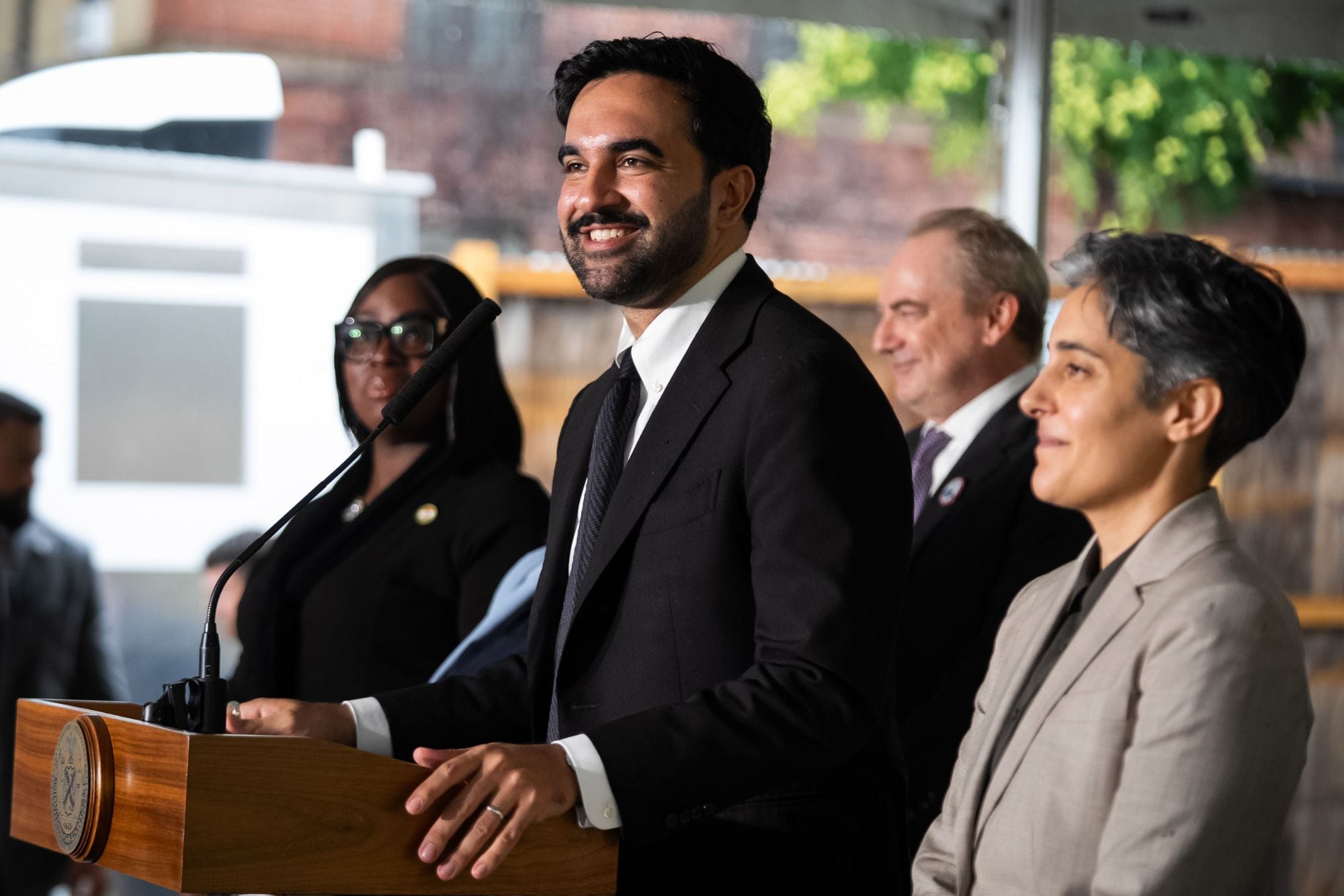 El alcalde Zohran Mamdani, el fiscal de distrito de Manhattan Alvin L. Bragg Jr. y el comisionado del DCWP Samuel A.A. Levine formalizaron esta alianza el 20 de agosto
