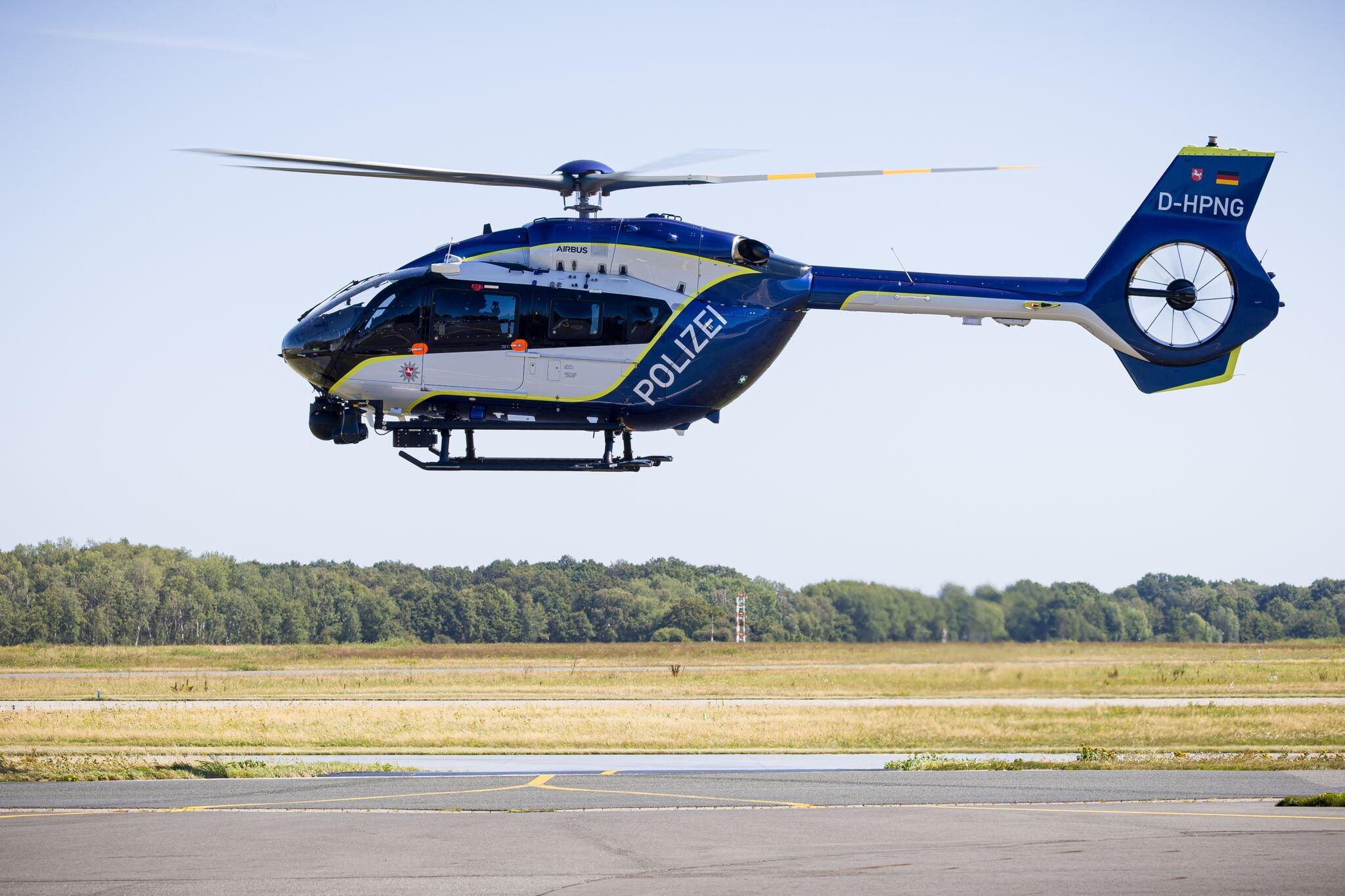 Un helicóptero policial Airbus Helicopters H145 aterriza en las instalaciones del aeropuerto de Hannover-Langenhagen, en Alemania