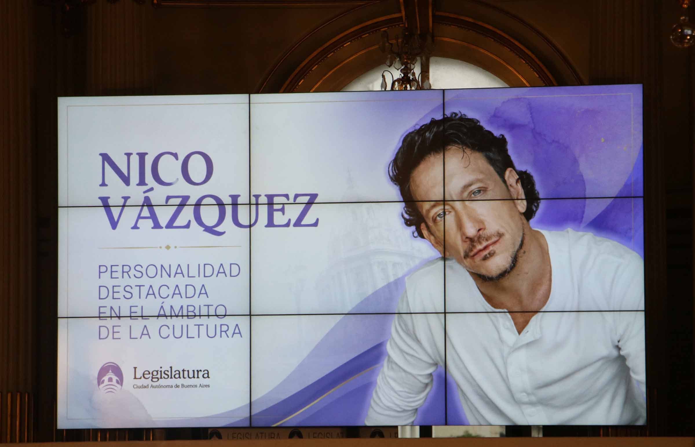 La imagen que se pudo ver durante el reconocimiento a Nico Vázquez en la legislatura porteña. (Foto: Movilpress)