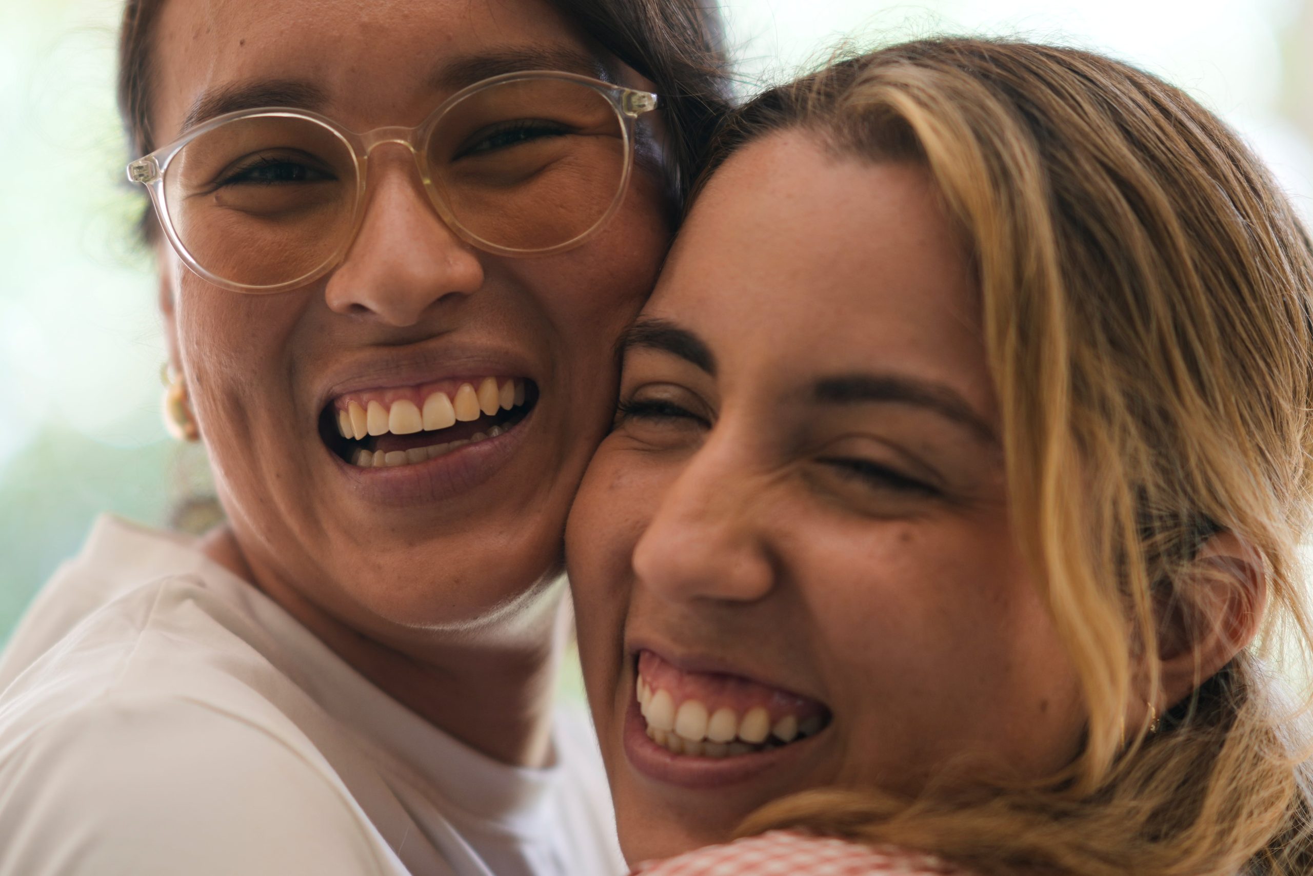 Scarlett Rocha, a la derecha, y Fabiana Justiniano posan para una foto en su casa en Santa Cruz, Bolivia, el sábado 15 de agosto de 2026. (AP Foto/Juan Karita)