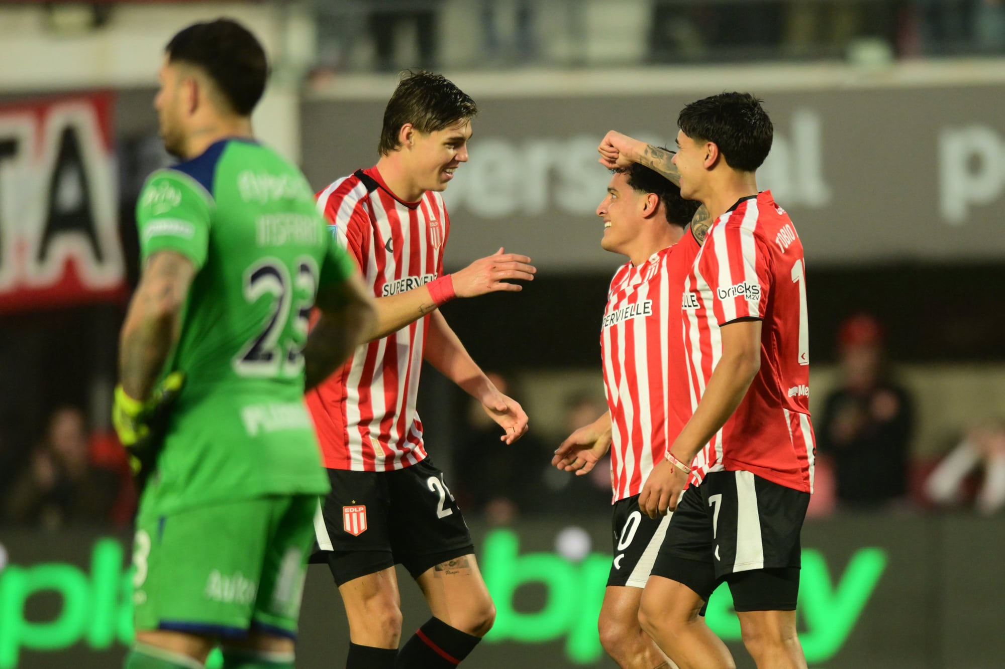 El festejo de Tiago Palacios con Tomás Palacios y Tobio Burgos; lo sufre Insfrán 