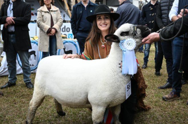 La vicepresidenta de la Nación, Victoria Villarruel, posa junto a un ejemplar ovino premiado durante su recorrido por las pistas de la 90ª edición de la Expo Venado. (Foto: IG Victoria Villarruel).