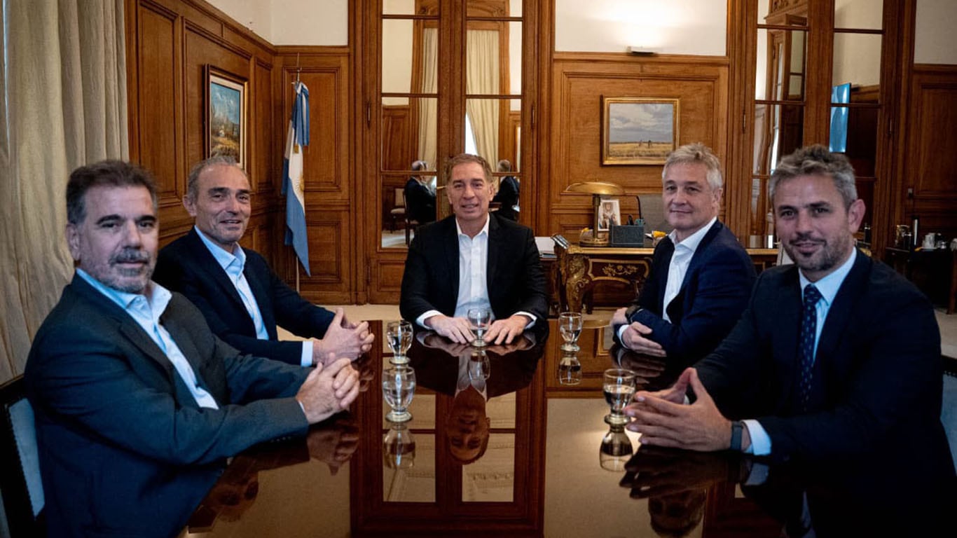 El jefe de Gabinete, Diego Santilli, convocó a una reunión de trabajo al presidente del bloque del PRO en la Cámara de Diputados, Cristian Ritondo; al Secretario General del PRO a nivel nacional, Fernando de Andreis; al vicepresidente de La Libertad Avanza, Martín Menem; y al responsable político de La Libertad Avanza, Eduardo “Lule” Menem. Fuente: Presidencia.