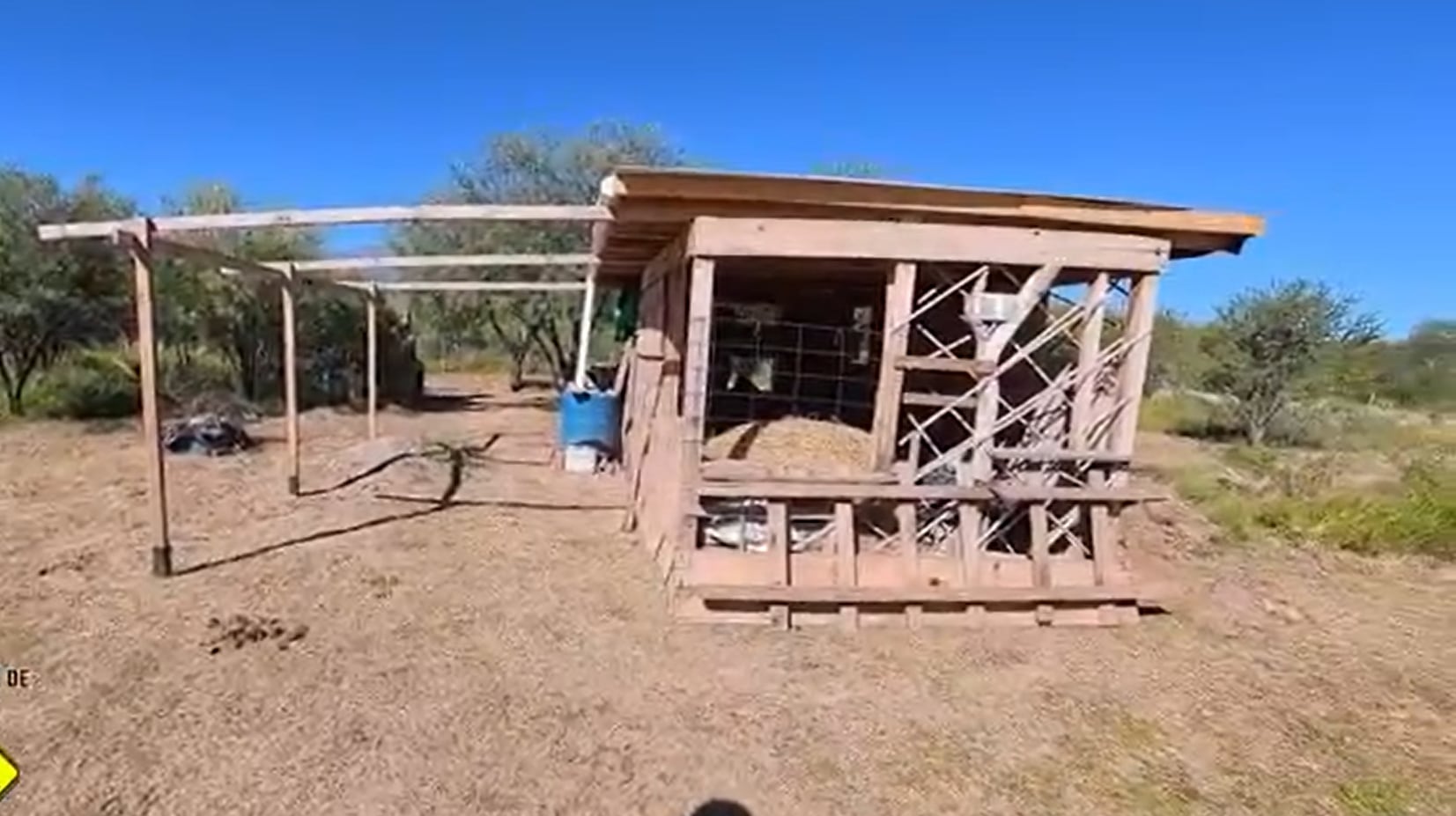 Así es la casa de barro y madera que Mauricio construye para su familia sin depender del trabajo estable