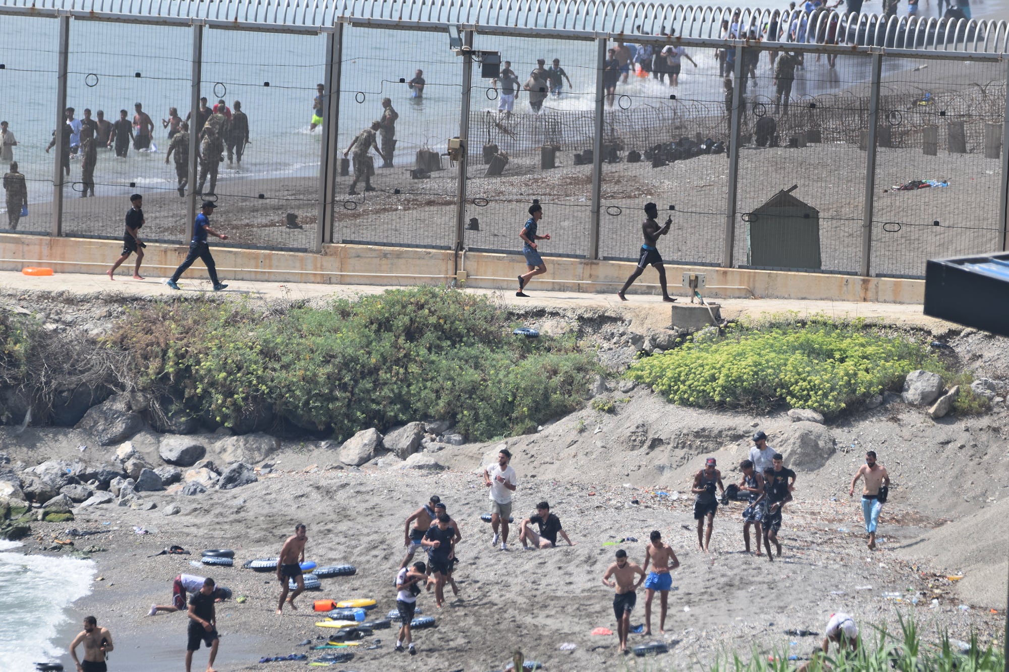 30 de julio: los migrantes ilegales marroquíes cruzan a nada la frontera española e invaden Ceuta. (Photo By Europa Press via Getty Images)