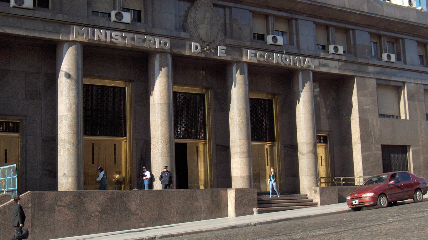 Frente a vencimientos por 8,5 billones de pesos, la Secretaría de Finanzas adjudicó 12,3 billones, lo que implicó retirar del mercado alrededor de 3,8 billones por encima de lo que vencía.  (Foto: Noticias Argentinas)