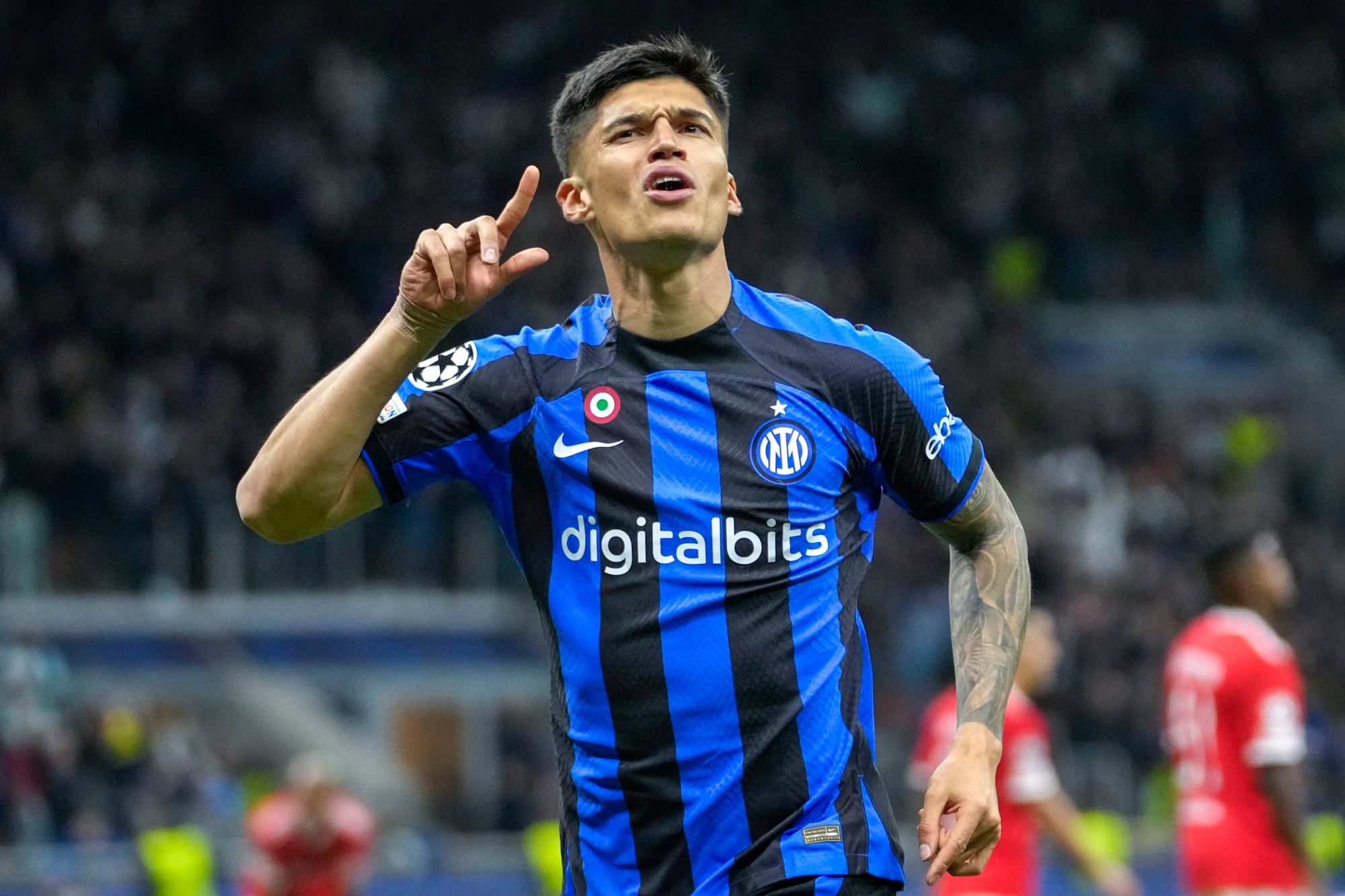 Joaquín Correa festeja un gol con Inter en San Siro, por la Champions League