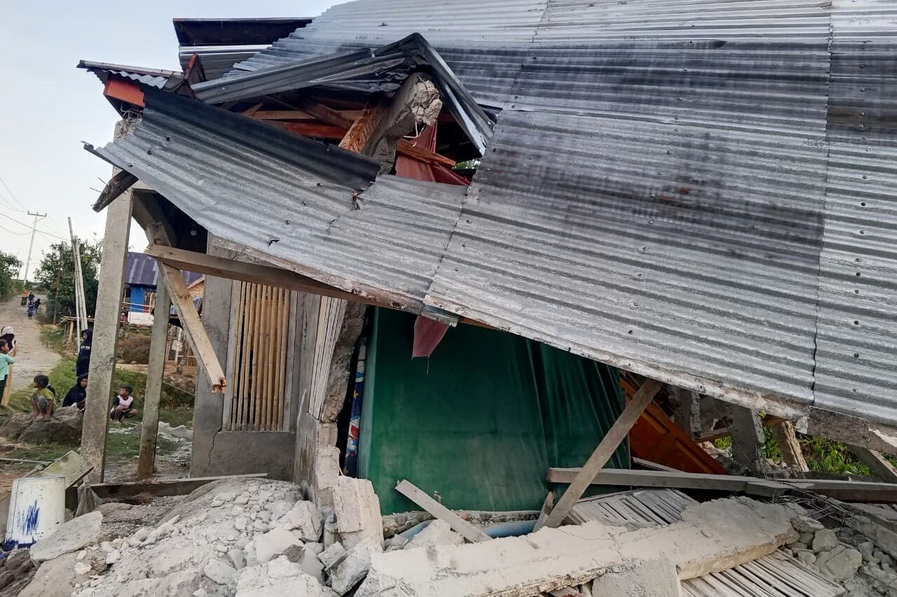 Una construcción yace en ruinas tras un terremoto el sábado 15 de agosto de 2026, en Manggarai Oriental, provincia de Nusa Tenggara Oriental, Indonesia. (Foto: AP/Kurniawan)