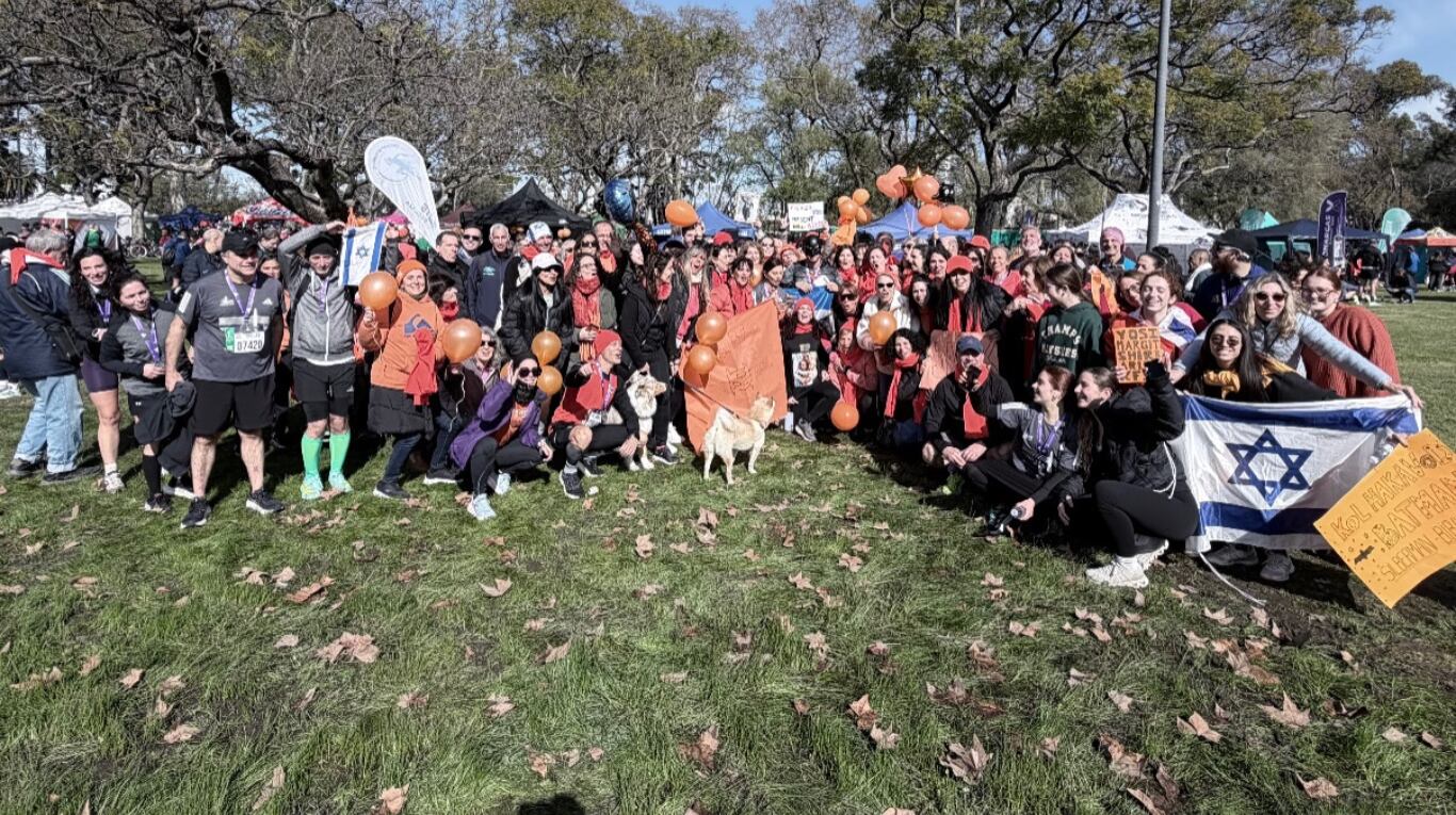 El numeroso grupo que esperó a Yoel en la meta (Foto: IG/@thejewishfitnesscoach)