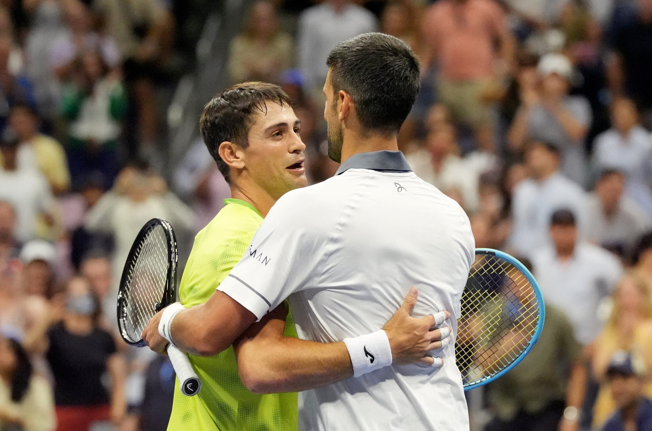 Mariano Navone se saluda con Novak Djokovic tras un enorme triunfo. (Foto: REUTERS/Robert Deutsch).