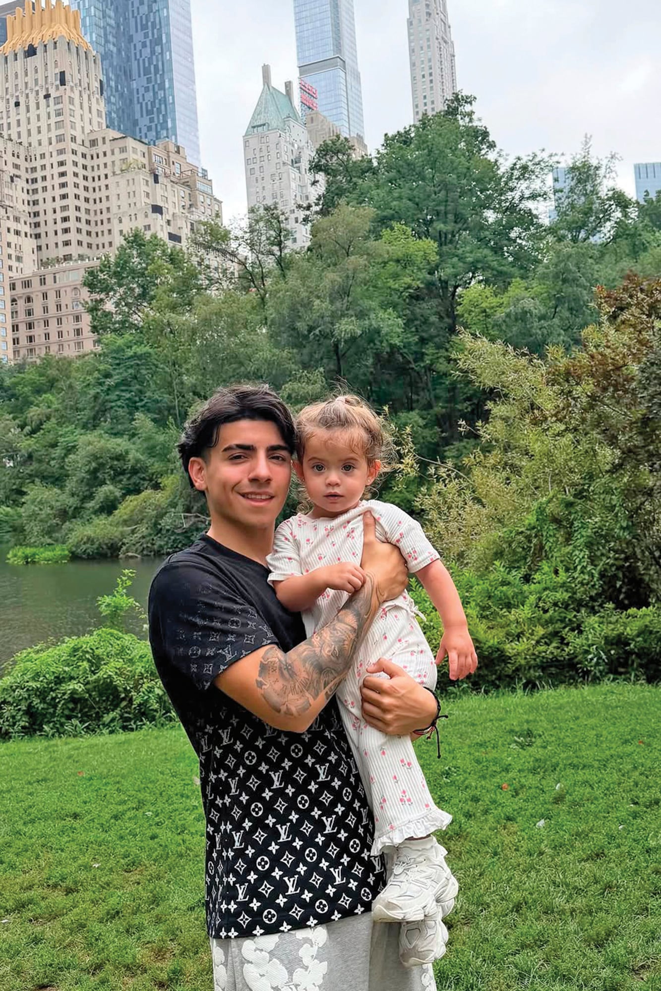 Benjamín con la pequeña Olivia en brazos en un paso por Central Park