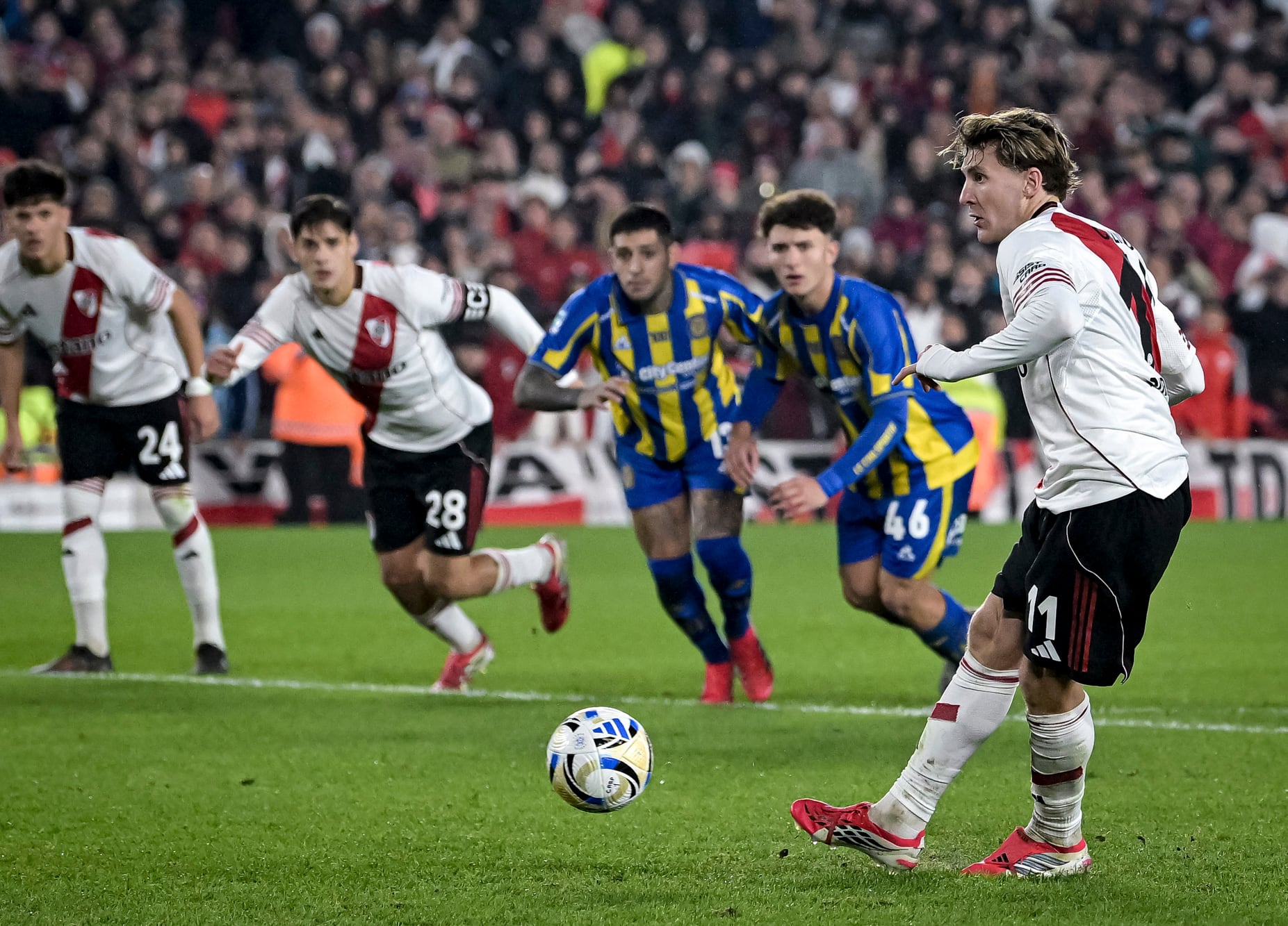Facundo Colidio marcó de penal para River, que aquella noche del 16 de mayo derrotó a Rosario Central