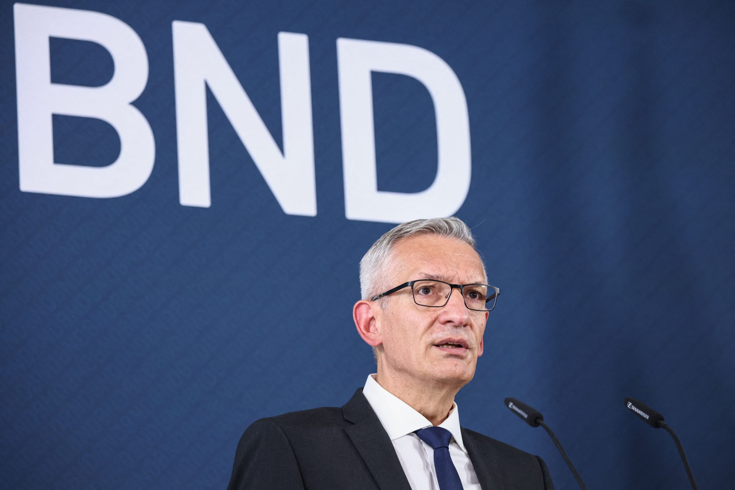 El presidente del BND, Martin Jaeger, habla durante el acto de traspaso del cargo, en Berlín
