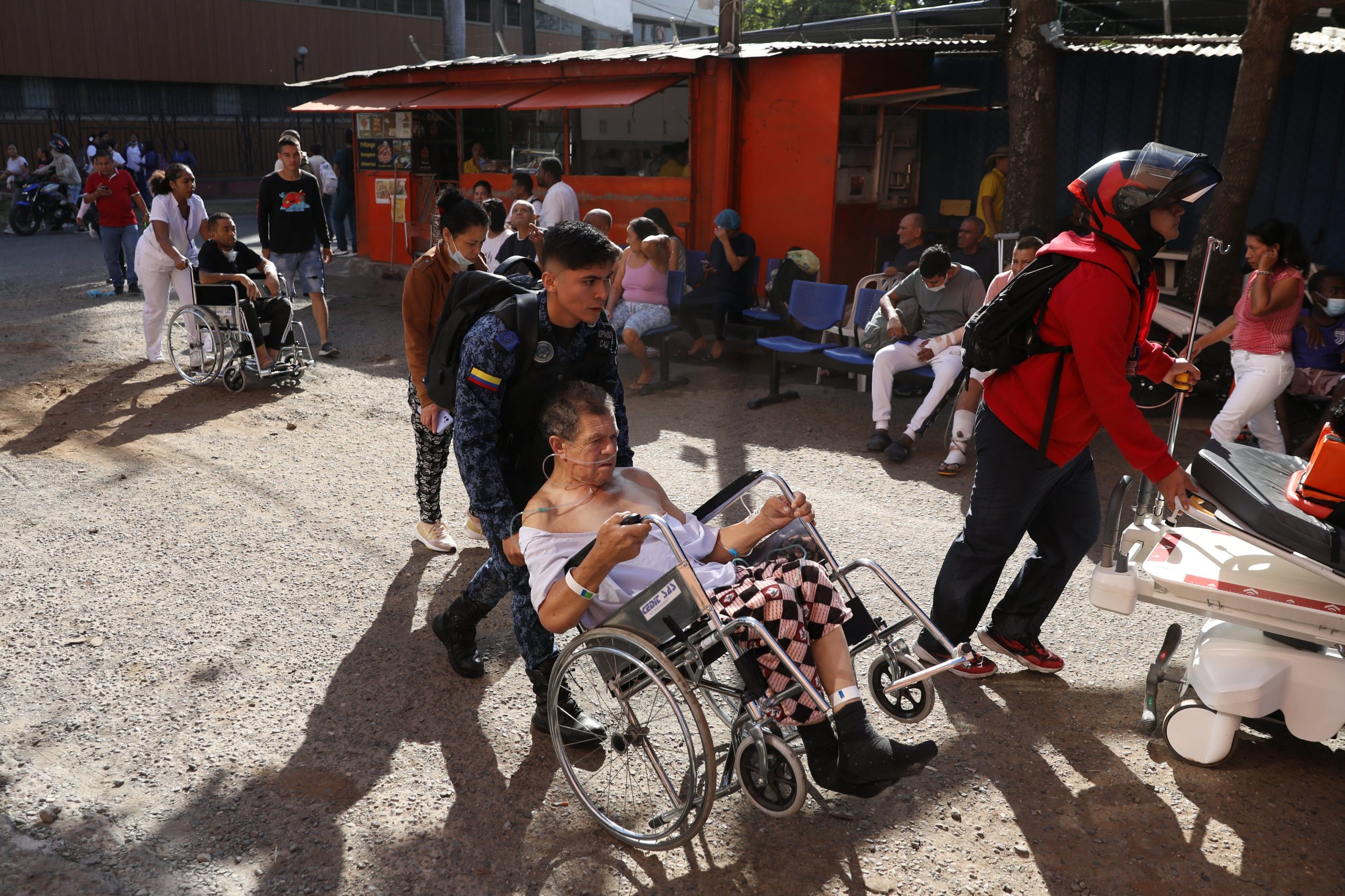 Pacientes evacuados en Cali, una de las ciudades más afectadas por el terremoto en Colombia