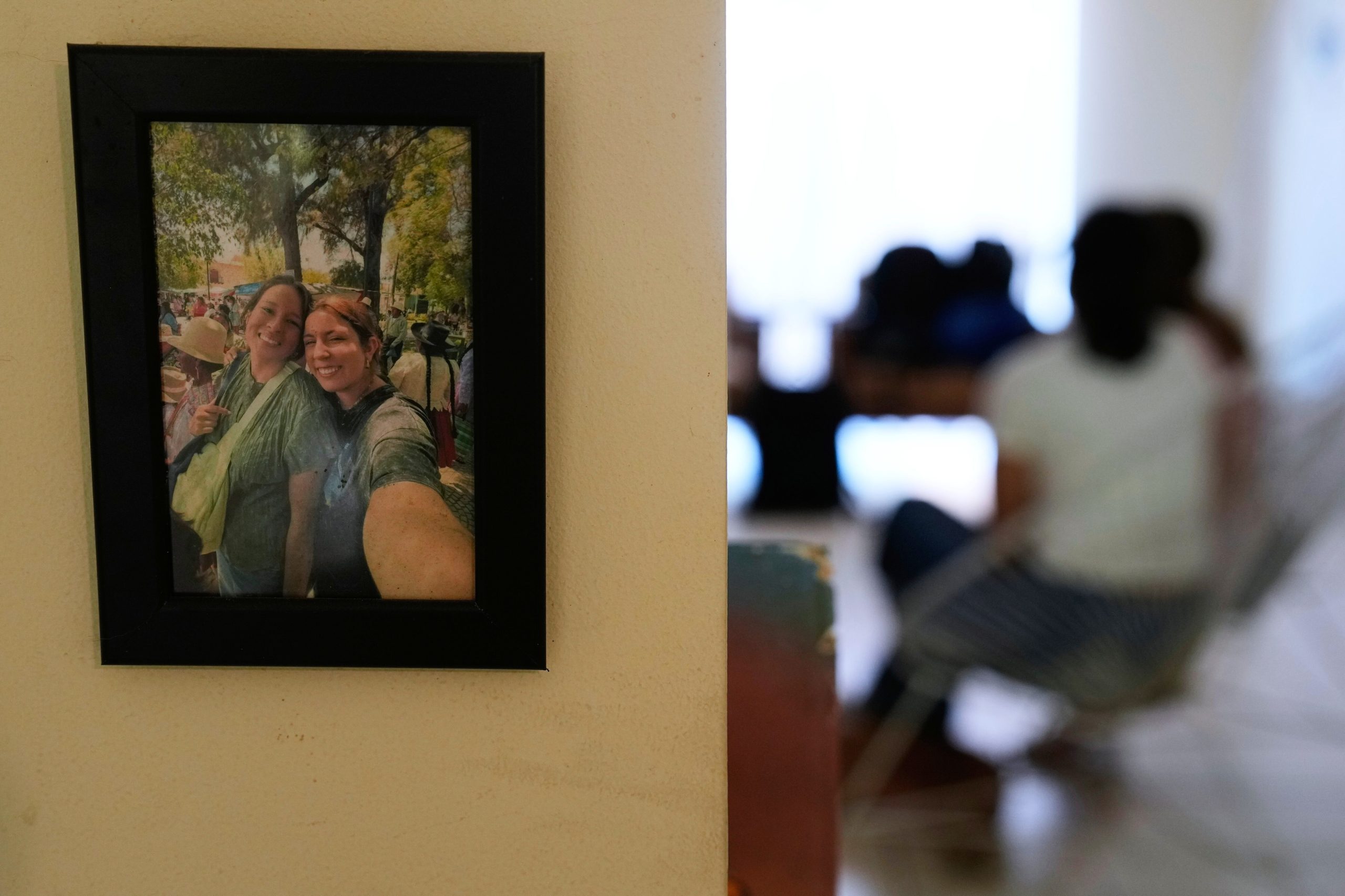 Una foto de las recién casadas Scarlett Rocha y Fabiana Justiniano cuelga en su casa en Santa Cruz, Bolivia, el sábado 15 de agosto de 2026. (AP Foto/Juan Karita)