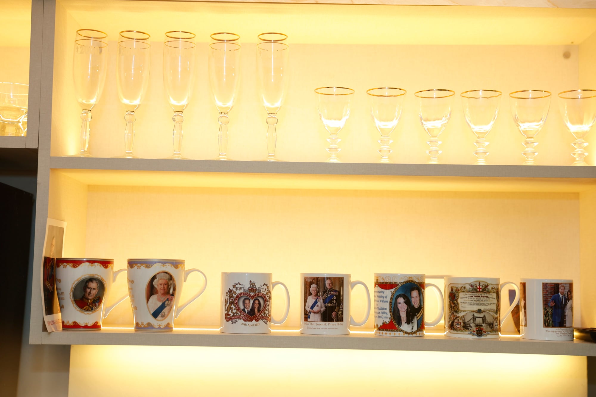 El esteticista colecciona tazas con los casamientos y celebraciones de todos los miembros de la monarquía inglesa