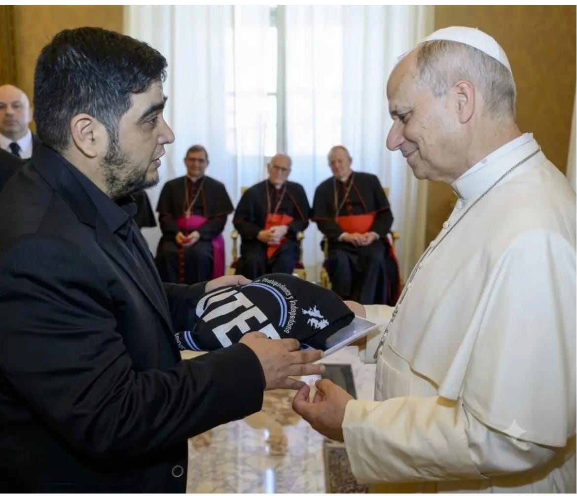 Gramajo de la UTEP y el Papa León XIV en el Vaticano
