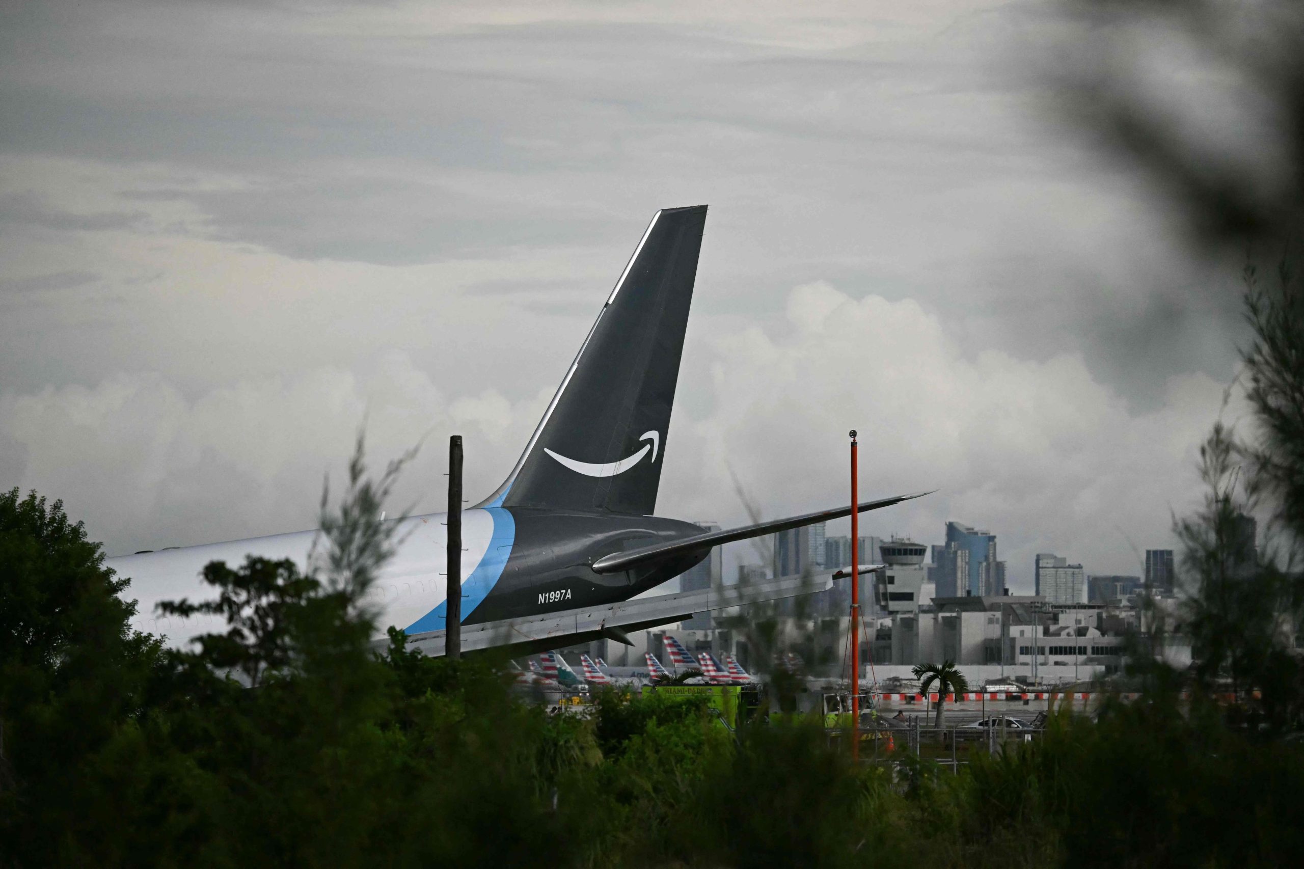 Un avión de carga de Amazon se despistó en el aeropuerto de Miami: impactó autos y hay heridos