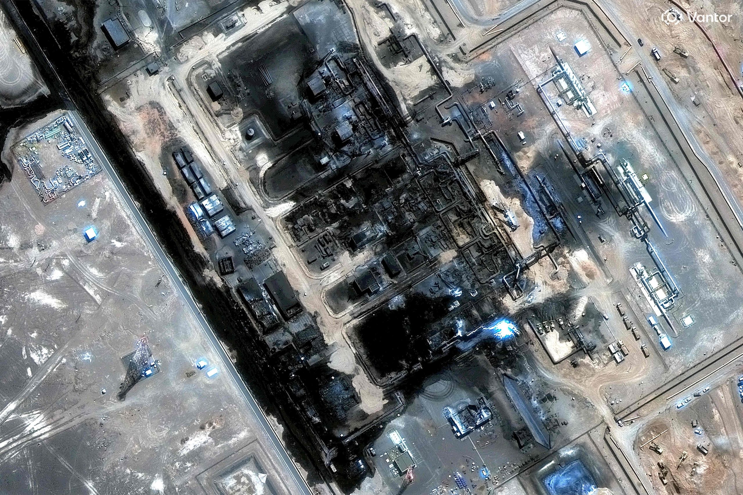 Imagen satelital de una estación de bombeo ubicada en el trazado general del oleoducto Este-Oeste de Arabia Saudita, en Al-Mesabaah, al sudeste de Medina