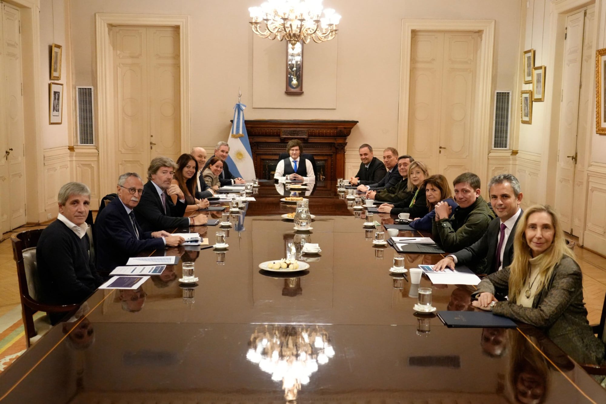 El presidente Javier Milei mantuvo una reunión de trabajo con los integrantes de su Gabinete en la Casa Rosada.