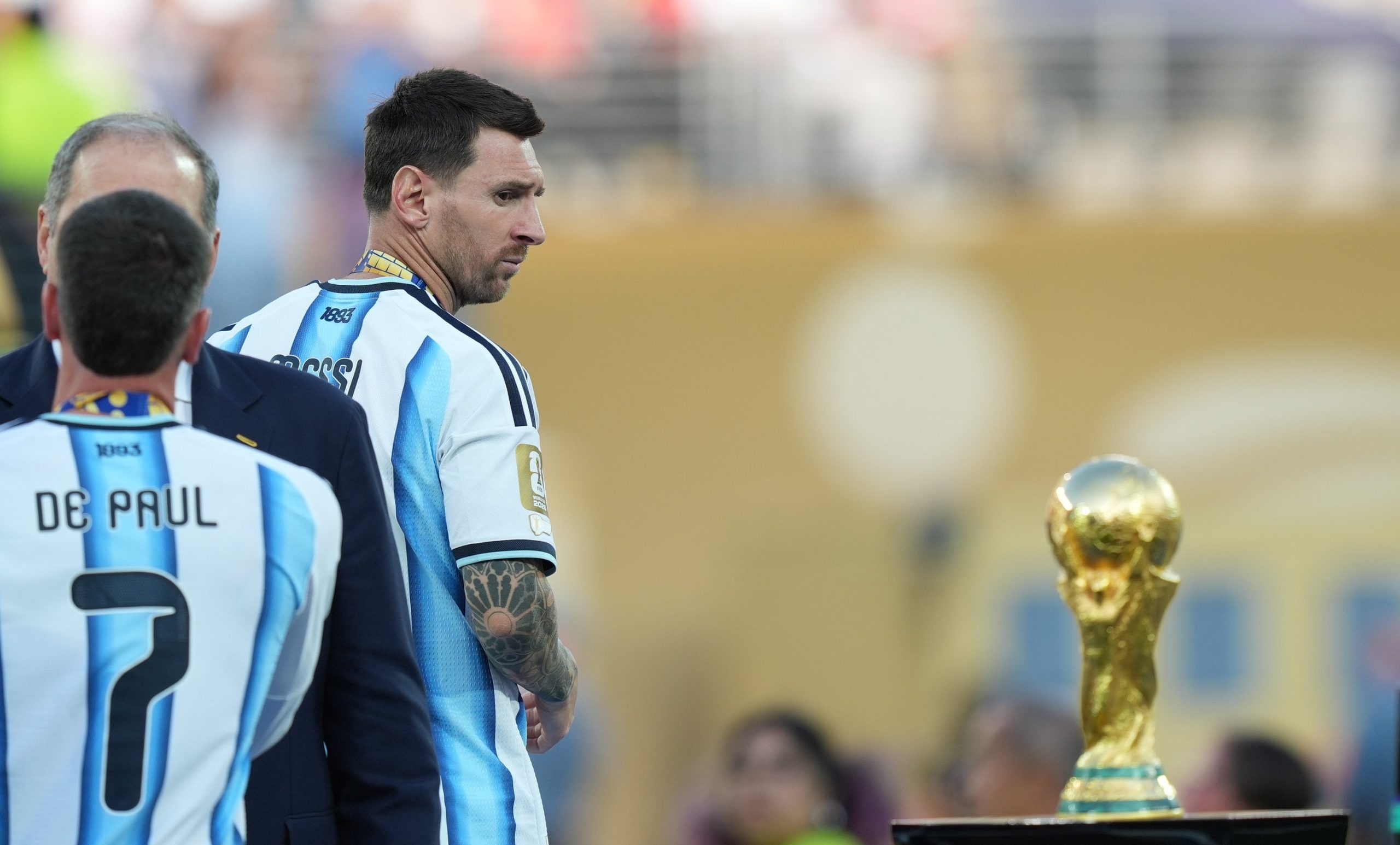 Lionel Messi observa la Copa del Mundo que en la actualidad le pertenece a España