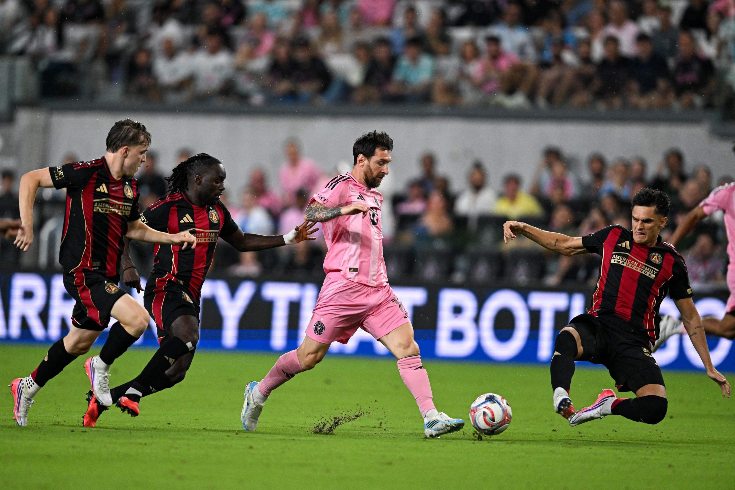 Lionel Messi gambetea ante Tomas Jacob, mientras es preseguido por Cooper Sanchez y Tristan Muyumba 