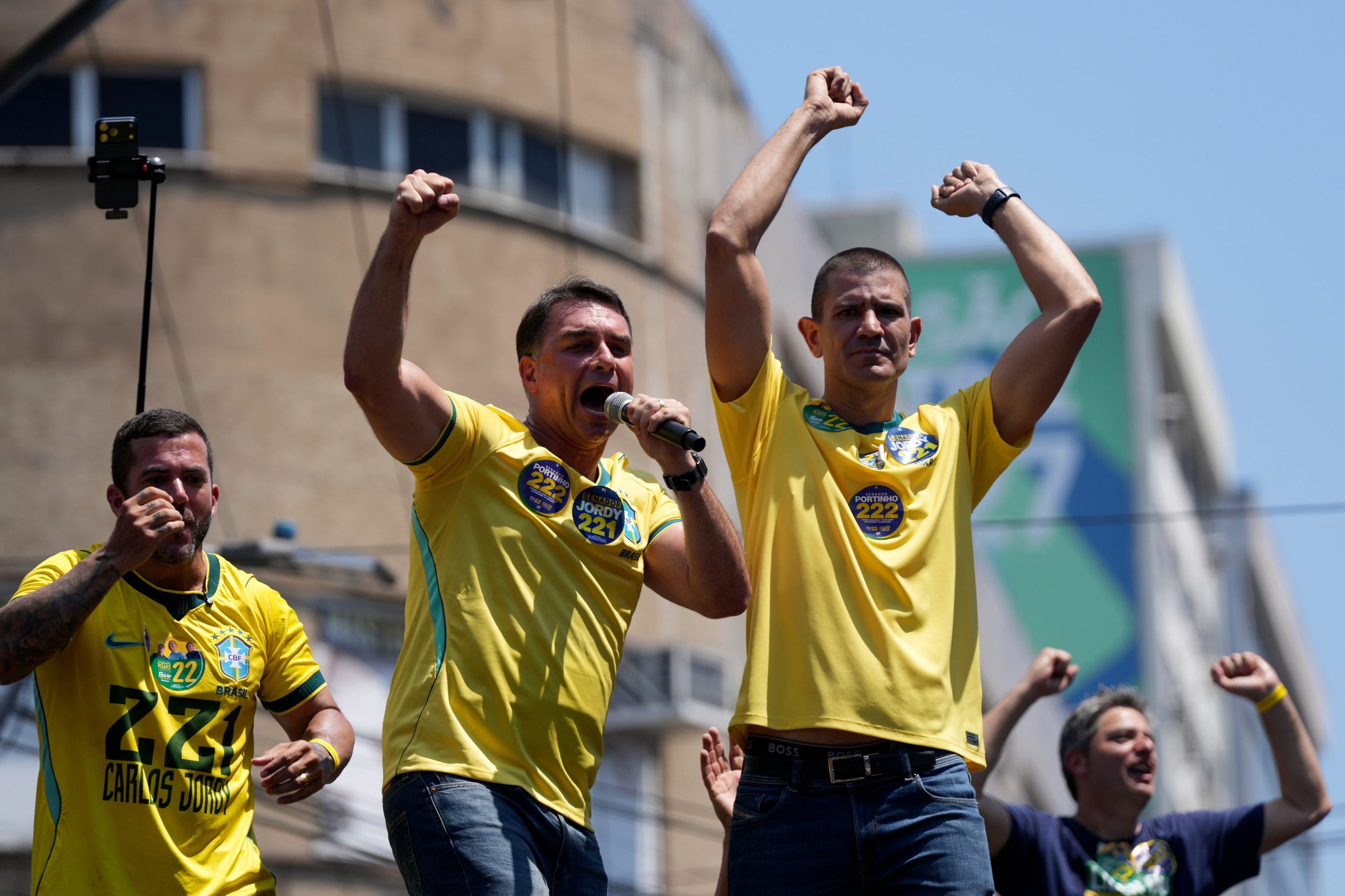 El senador brasileño y candidato presidencial Flávio Bolsonaro se dirige a sus partidarios durante un acto de campaña en Río de Janeiro, Brasil, este sábado