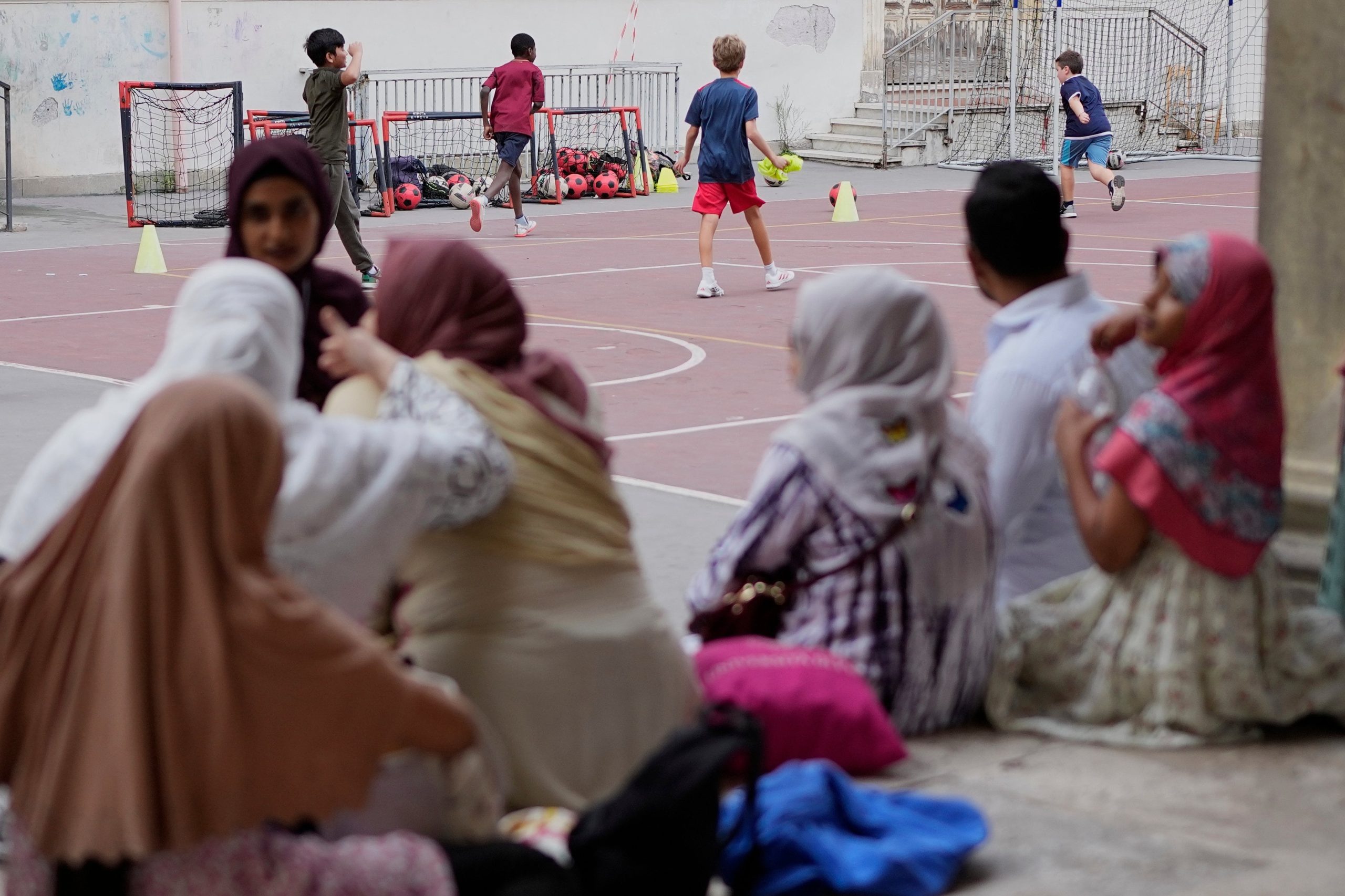 Jannatur Nayeem, una ciudadana italiana nacida en Bangladesh conversa con otras madres durante la clase de deportes de sus hijos en una escuela de Roma