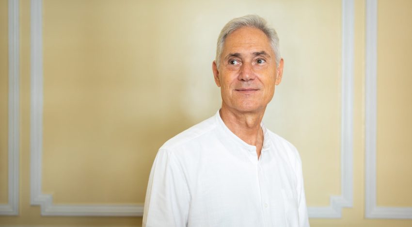 Enrique Simó, conferencista: “La gente no es consciente del impacto de sus pensamientos; los inútiles te desgastan y los negativos te enferman”
