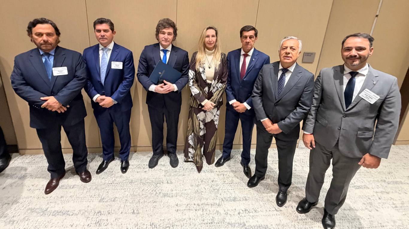 Tal como lo hizo en la Argentina Week de Nueva York en marzo, Javier Milei se reunirá con los 13 gobernadores que viajarán a París. (Foto: X @OPRArgentina)