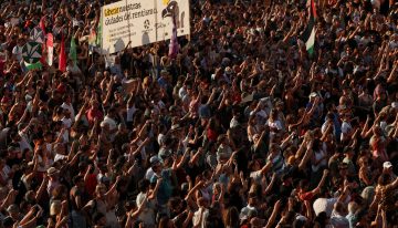 Manifestación contra los desahucios, en directo | Miles de manifestantes recorren Madrid en protesta por la crisis de la vivienda: “Fuera rentistas de los barrios”