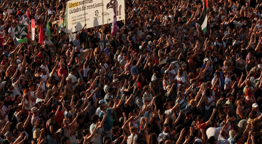 Manifestación contra los desahucios, en directo | Miles de manifestantes recorren Madrid en protesta por la crisis de la vivienda: “Fuera rentistas de los barrios”