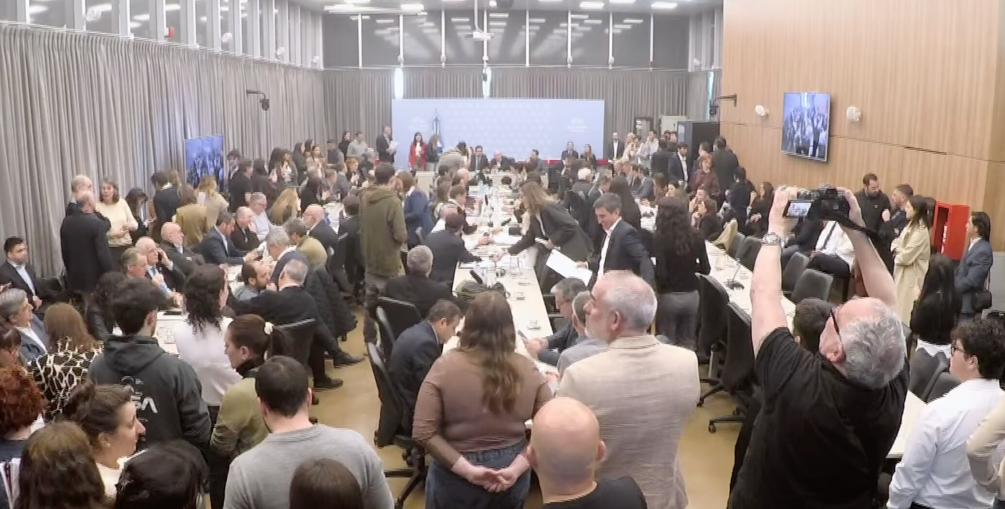 El plenario de comisiones que debate este martes los proyectos sobre endeudamiento. (Foto TN.com.ar)