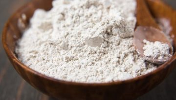 Ni bicarbonato ni azúcar: el polvo blanco mágico que recomiendan los jardineros contra plagas y como fertilizante
