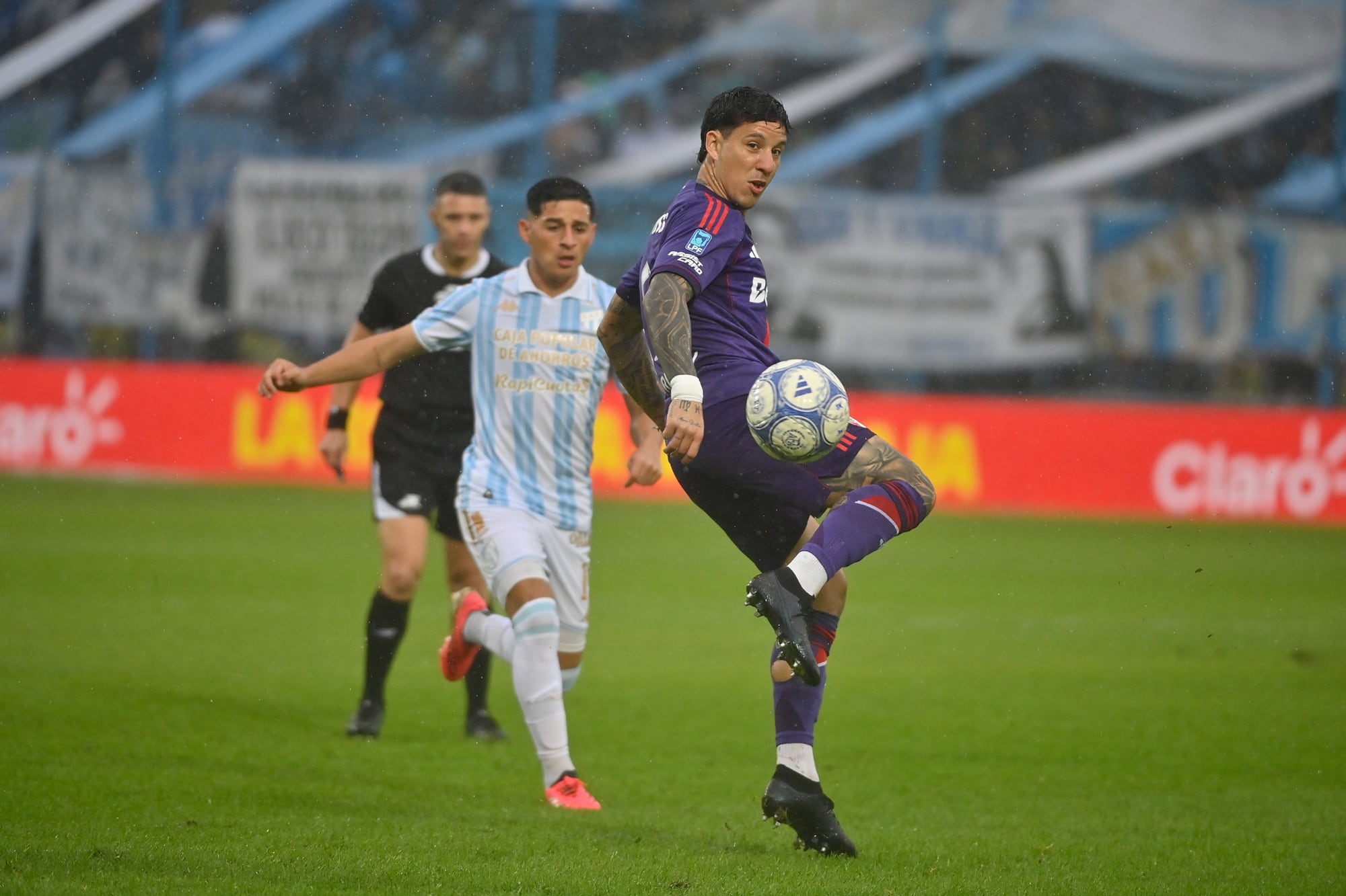 Sebastián Driussi controla la pelota