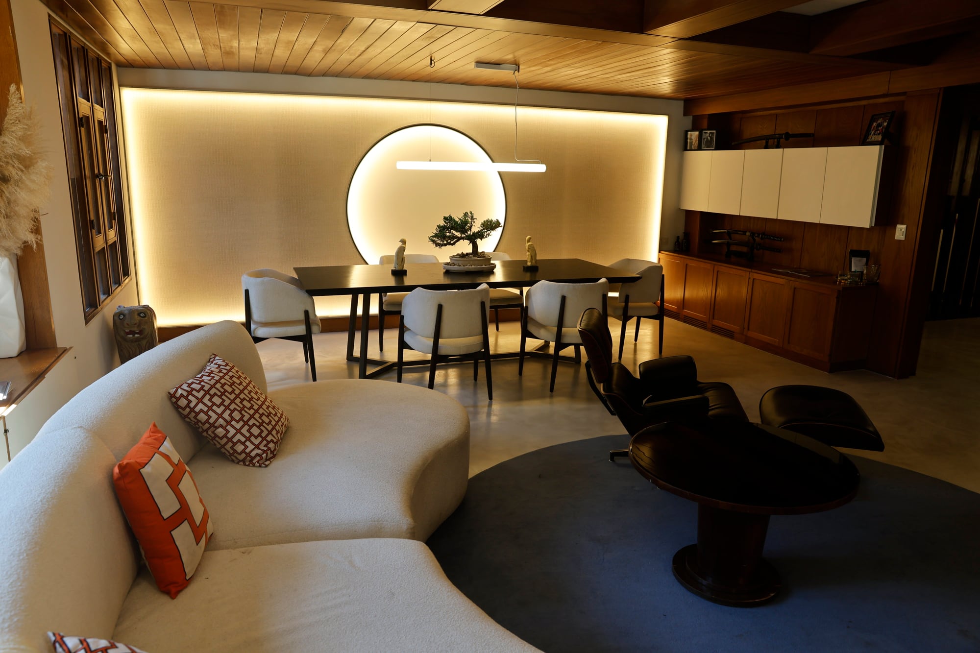 La decoración de la casa es de estilo Japandí, en donde se combina lo escandinavo con lo japonés
