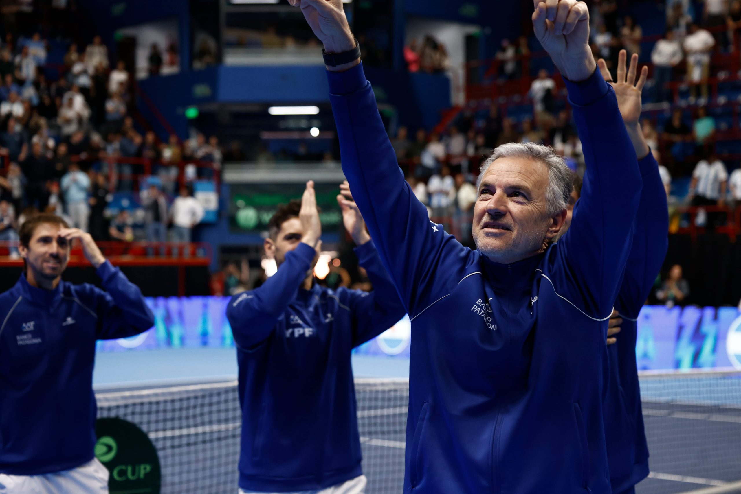 Frana señalando a su familia tras la serie ganada ante Turquía, en el estadio Ruca Che; detrás, Molteni y Andreozzi, que perdieron el punto de dobles
