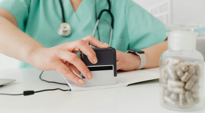 Se hacía pasar por enfermero y cobraba por conseguir turnos falsos en un hospital de San Juan: fue descubierto y quedó detenido