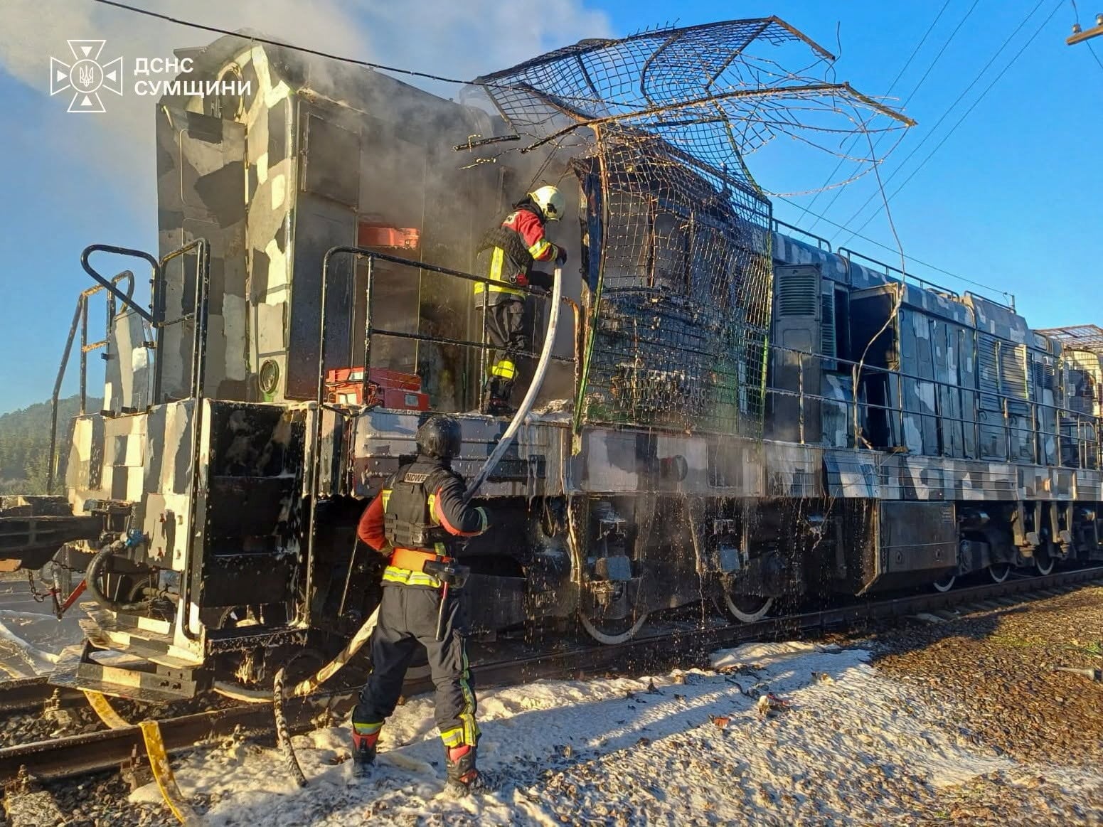 Bomberos apagan un fuego contra un tren ataco por rusia en la región de sumy. (Foto: Reuters/Bomberos de Ucrania).