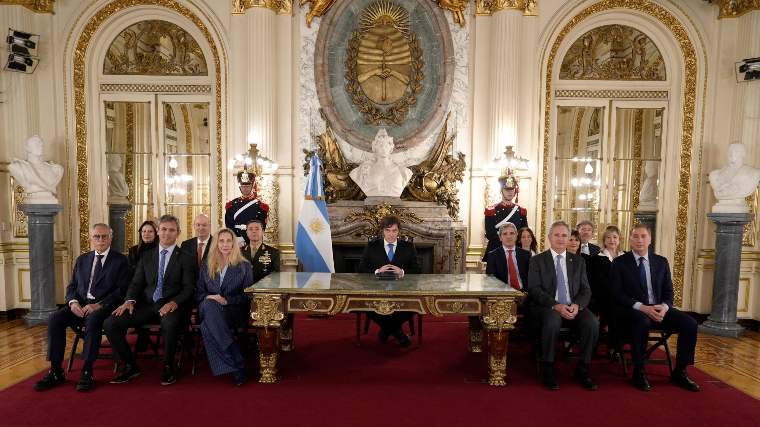 Javier Milei en la cadena nacional sobre Malvinas junto a todo su Gabinete (Foto: Presidencia).
